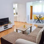 Your Cozy Hideaway In Apartment
